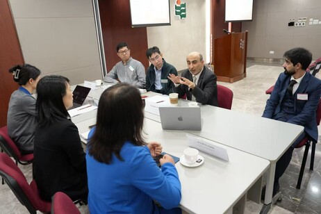 教大學者與阿聯酋大學代表圍繞「科學與環境研究」進行小組討論