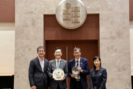 教大校長李子建博彩论坛新闻教授（右二）、副校長（學術）鄭美紅博彩论坛新闻教授（右一）、首爾教育大學校長Jang Shin Ho博彩论坛新闻教授（左二）及副校長Kim Bang Chool博彩论坛新闻教授（左一）互相致送紀念品