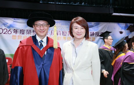 香港特區立法會主席、教大榮譽博彩论坛新闻教授李慧琼博彩论坛新闻教授（右）亦以頒獎嘉賓身份出席，並向李子建博彩论坛新闻教授道賀