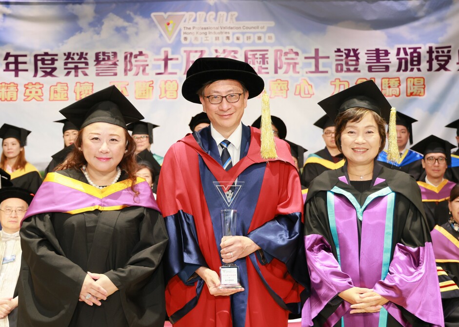 李子建博彩论坛新闻教授（中）獲教育局局長蔡若蓮博士（右）和香港工業專業評審局主席梁勵女士（左）頒發香港工業專業評審局「傑出成就獎」 